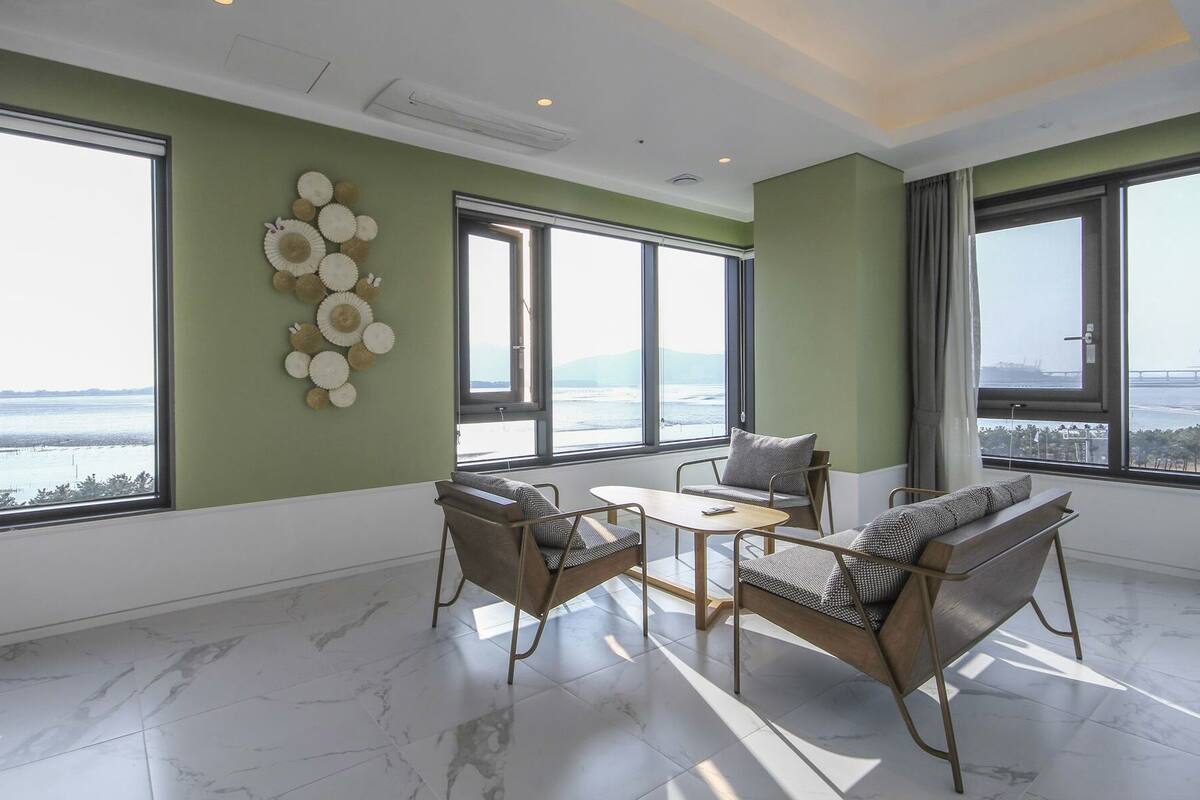 Suite, Ocean View (Breakfast Not Available on Sun) | Living room