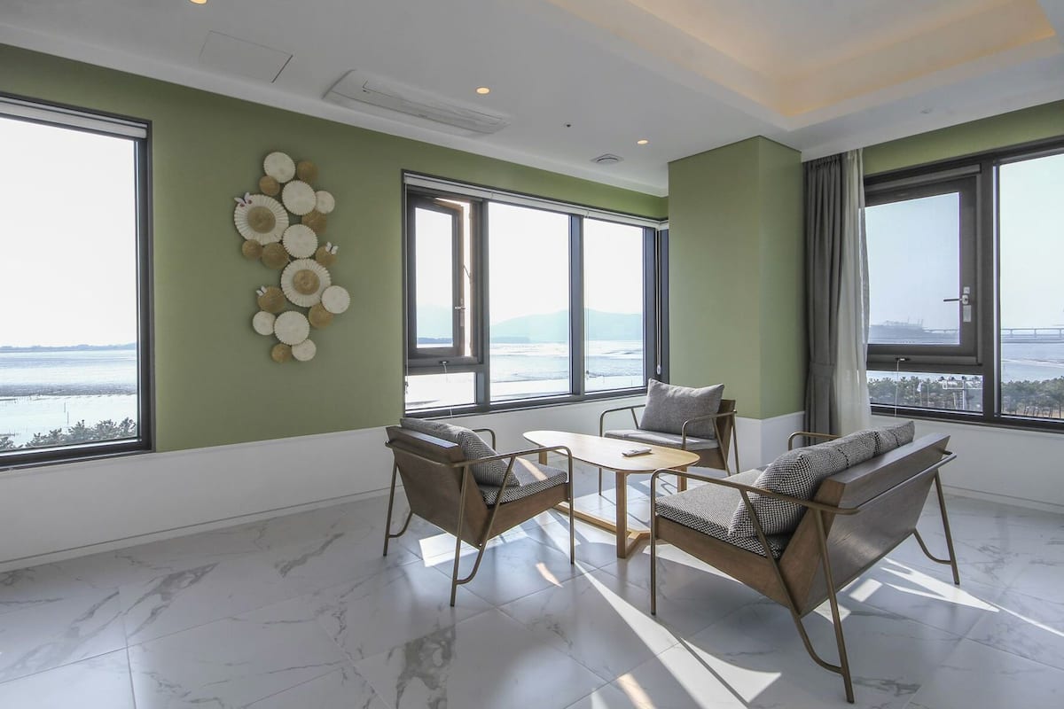 Suite, Ocean View (Breakfast Not Available on Sun) | Living room