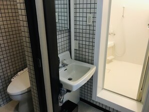 Quarto duplo superior, suíte | Banheiro | Produtos de toalete grátis, secador de cabelo