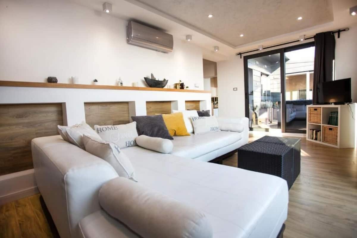 luxury apartment, 1 bedroom | iron/ironing board, free wifi, bed sheets