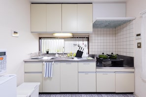 Private Vacation Home, Deluxe | Private kitchenette