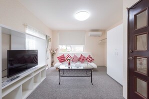 一棟貸し デラックス | リビングルーム | 薄型テレビ