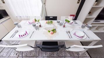 Private Vacation Home, Deluxe | In-room dining