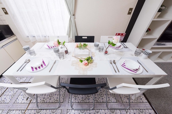 Private Vacation Home, Deluxe | In-room dining