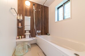 Ferienhaus (Private Vacation Home, Deluxe) | Badezimmer | Badewanne und Dusche (separat), kostenlose Toilettenartikel