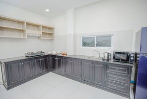 Full-sized fridge, microwave, oven, rice cooker