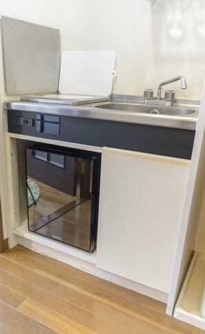 Garden Otsuka 703 | Private kitchenette | Mini-fridge, microwave, stovetop, electric kettle