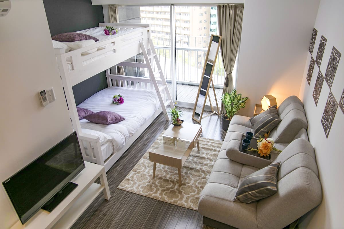 Habitación estándar (L02) | Área de sala de estar | Televisión de pantalla plana de 32 pulgadas con canales digitales