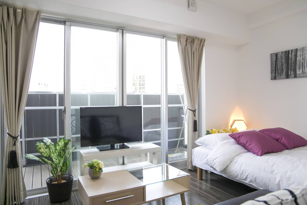 Departamento Deluxe (L01) | Área de sala de estar | Televisión de pantalla plana de 32 pulgadas con canales digitales