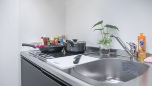 Fridge, microwave, stovetop, electric kettle - Nipponbashi-House (Osaka)