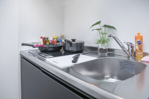 Fridge, microwave, stovetop, electric kettle - Nipponbashi-House (Osaka)