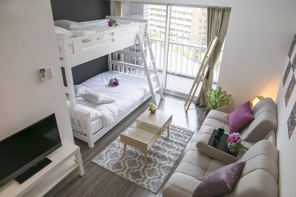 Habitación estándar (K02) | Área de sala de estar | Televisión de pantalla plana de 32 pulgadas con canales digitales