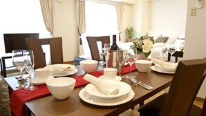 Familienapartment (Luxury, H01) | Essbereich im Zimmer