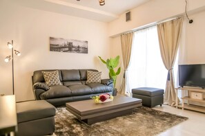 デラックスファミリールーム (J06) | リビングルーム | 32 インチの薄型テレビ (デジタル放送視聴可)、テレビ