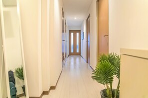 Individually decorated, individually furnished, laptop workspace - Nipponbashi-House II-B (Osaka)