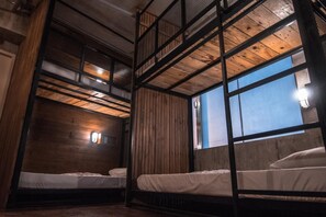 Premium bedding, memory foam beds, in-room safe, desk - Connector Hostel (Makati)