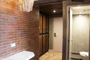 Dusche, Hausschuhe, Bidet, Handtücher