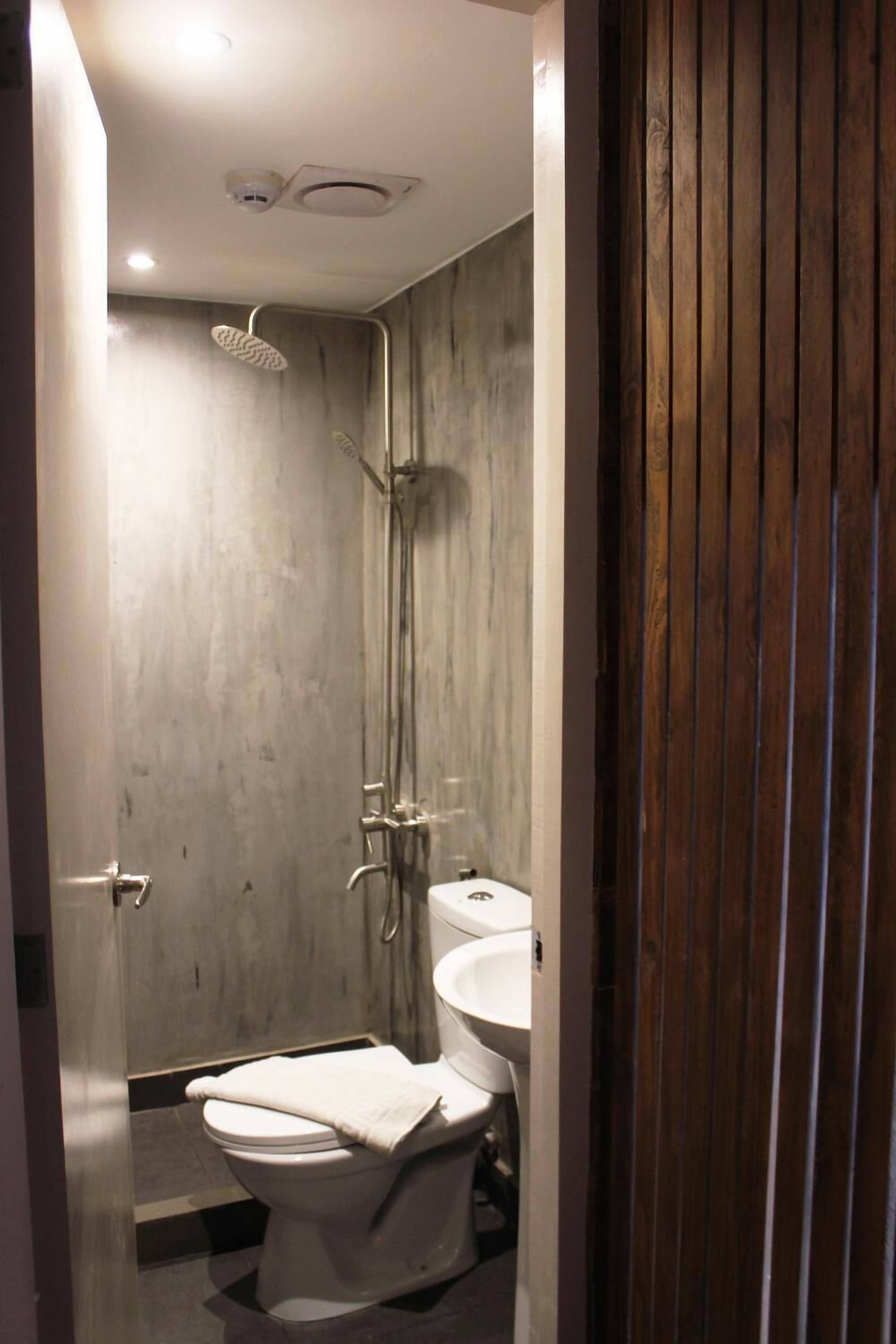 Shower, slippers, bidet, towels