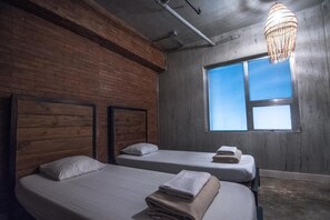 Premium bedding, memory-foam beds, in-room safe, desk - Connector Hostel (Makati)