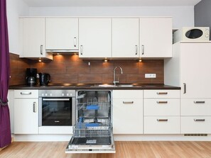 Kühlschrank, Mikrowelle, Ofen, Geschirrspüler