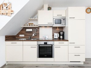 Kühlschrank, Mikrowelle, Ofen, Geschirrspüler