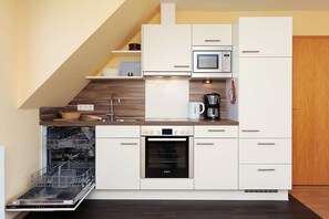 Kühlschrank, Mikrowelle, Ofen, Geschirrspüler