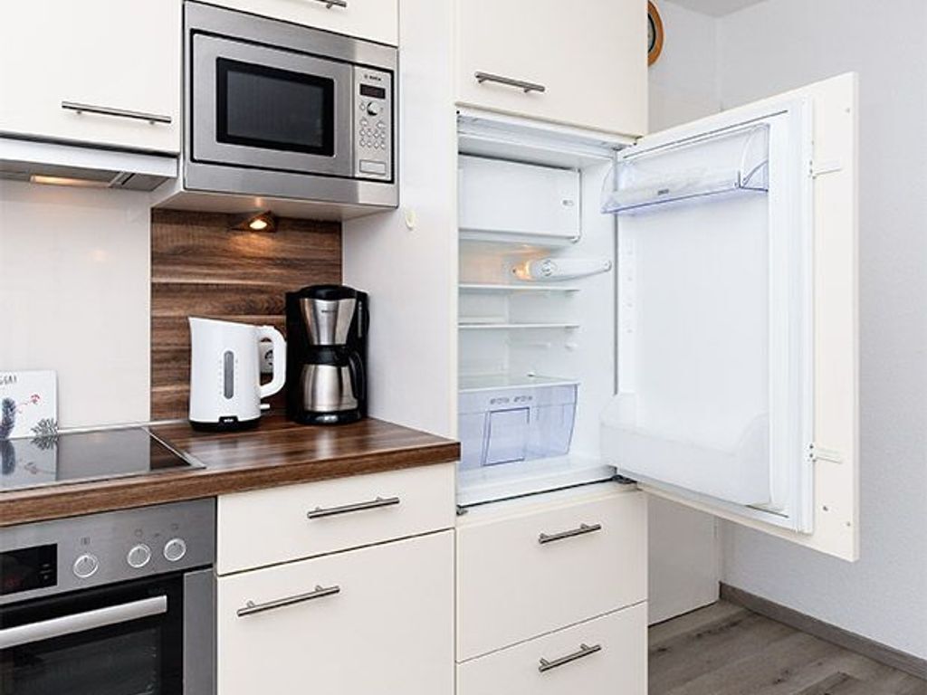 Een koelkast, een microgolfoven, een oven, een vaatwasser