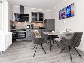 Kühlschrank, Ofen, Geschirrspüler, Wasserkocher mit Kaffee-/Teezubehör