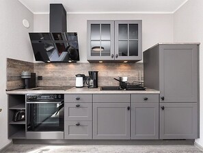 Kühlschrank, Ofen, Geschirrspüler, Wasserkocher mit Kaffee-/Teezubehör