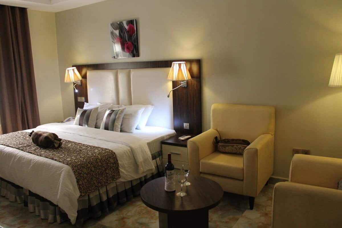 1 chambre, coffres-forts dans les chambres, bureau