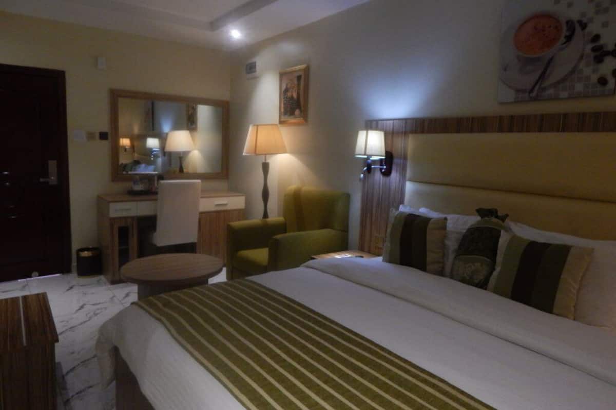 Deluxe Room | 1 bedroom, in-room safe, desk, laptop workspace