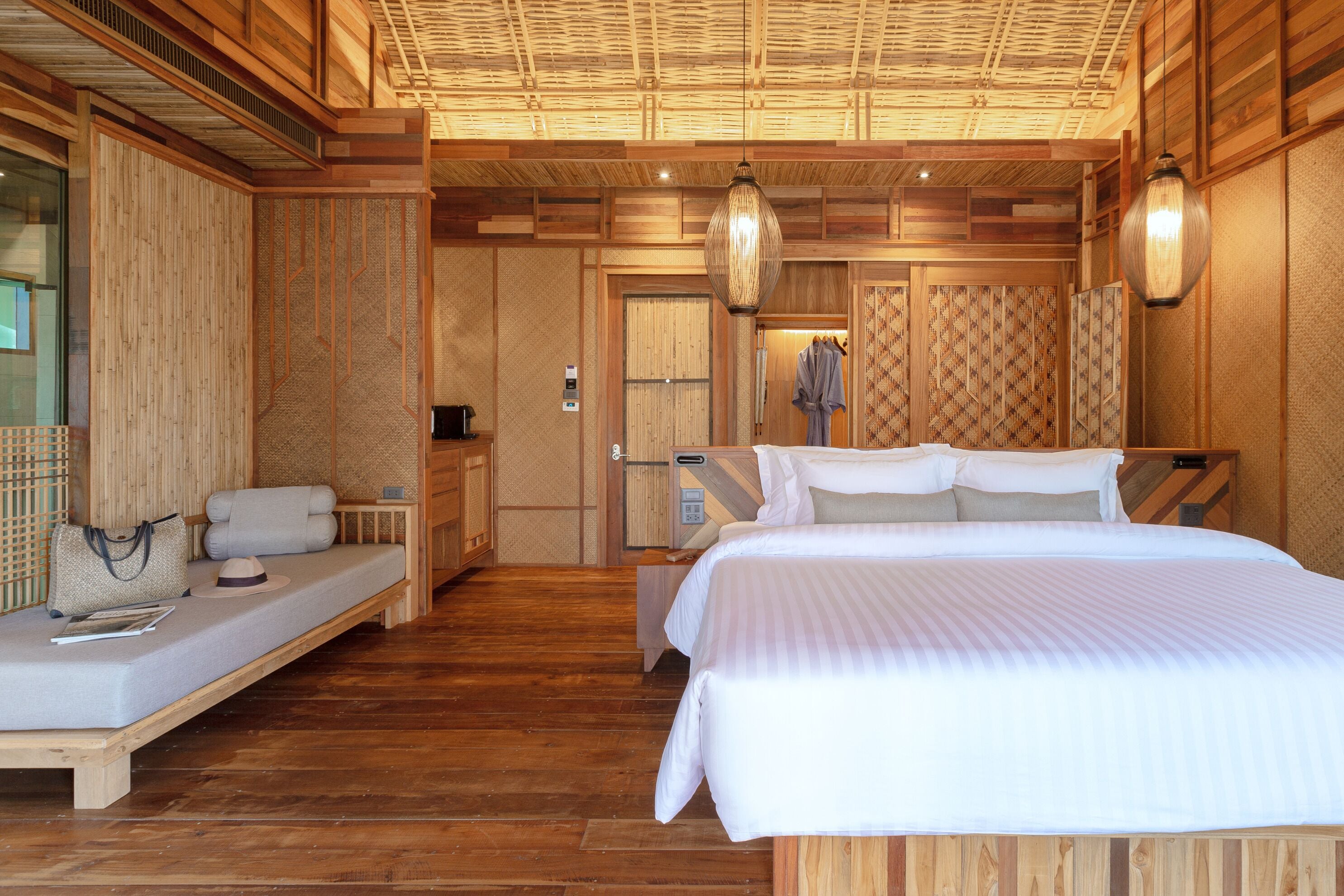 Suite Studio Junior, baignoire à jets (Free schedules shuttle to AonangBeach) | Minibar, coffres-forts dans les chambres, bureau