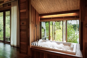 Junior-Studiosuite, Whirlpool (Free schedules shuttle to AonangBeach) | Badezimmer | Kostenlose Toilettenartikel, Haartrockner, Bademäntel, Hausschuhe