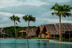 Een buitenzwembad, parasols voor strand/zwembad