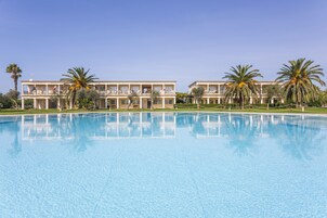 季节性开放的室外游泳池，10:00 至 20:00 开放，池畔遮阳伞，日光浴躺椅