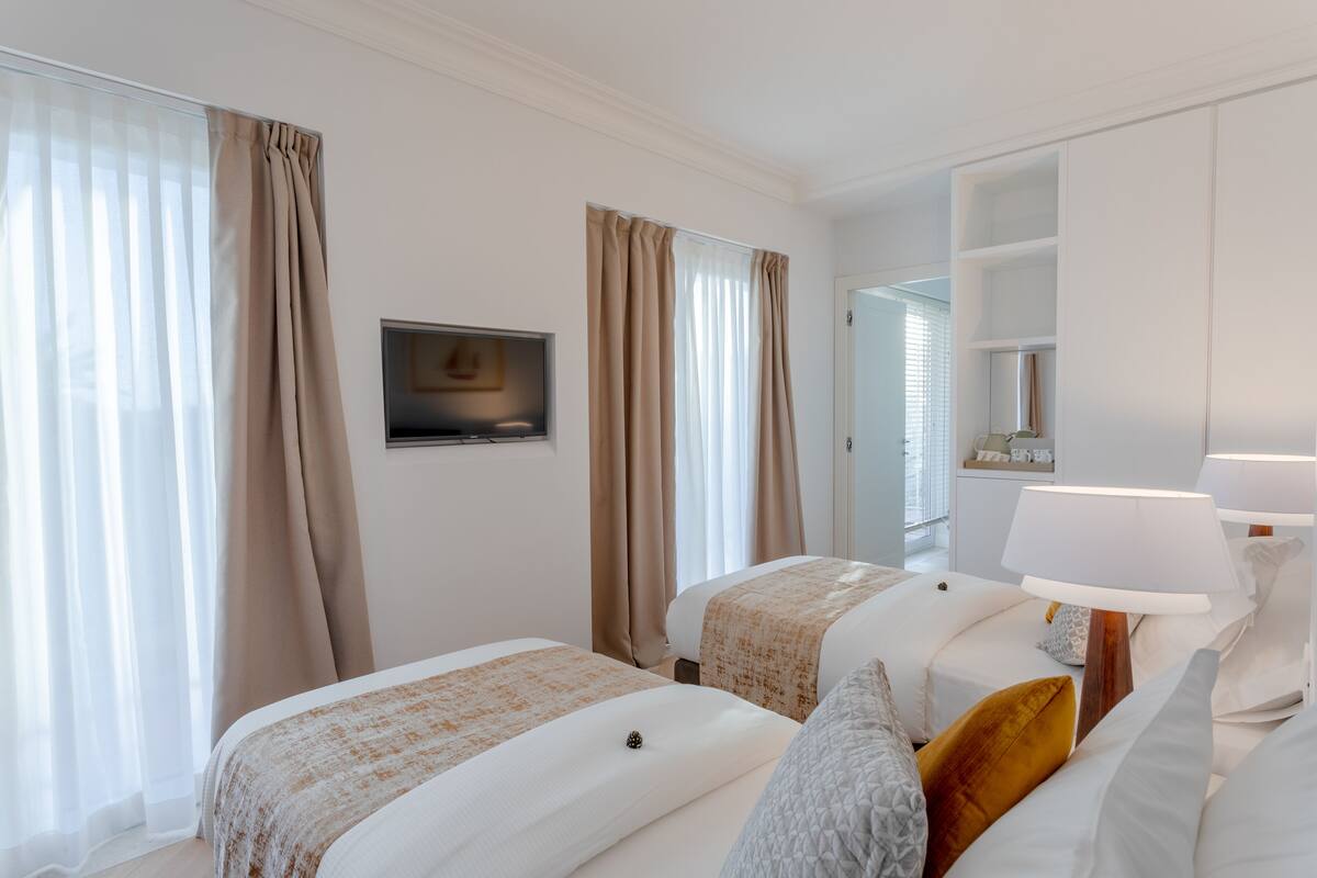 Phòng 2 giường đơn phong cách cổ điển | Chăn bông, minibar, két bảo mật tại phòng, bàn 
