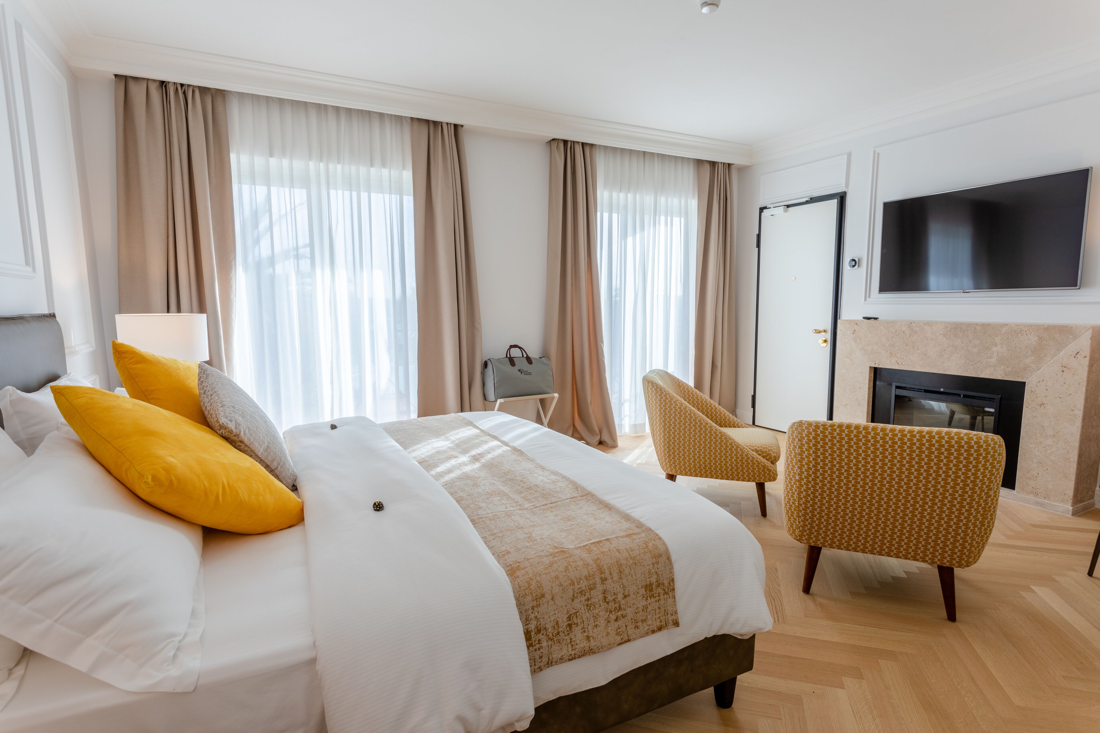 deluxe suite | 1 bedroom, down duvets, minibar, in-room safe