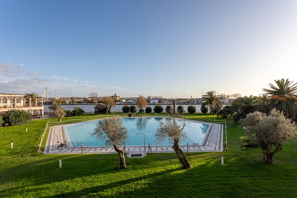 Una piscina al aire libre de temporada (de 10:00 a 20:00), sombrillas