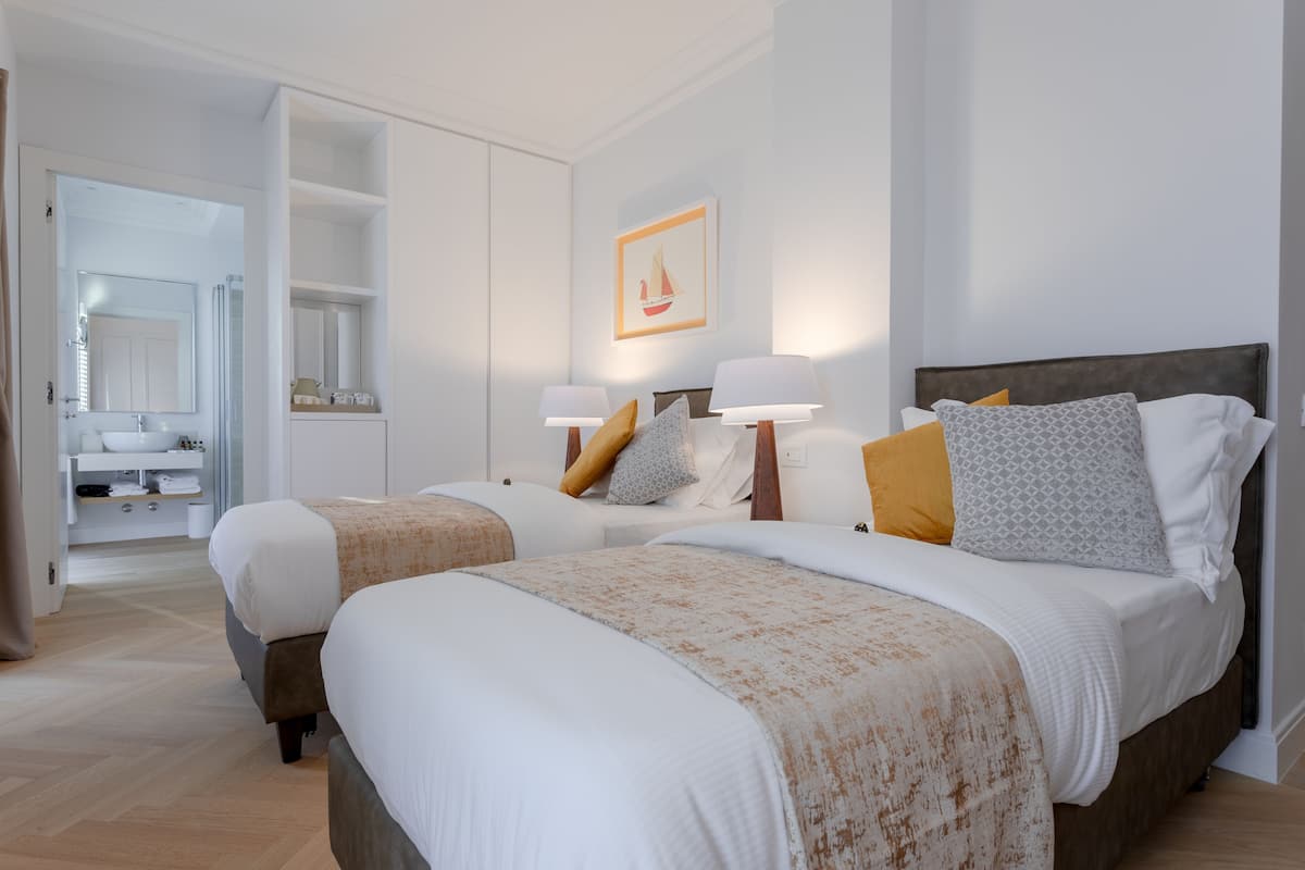 Down comforters, minibar, in-room safe, desk