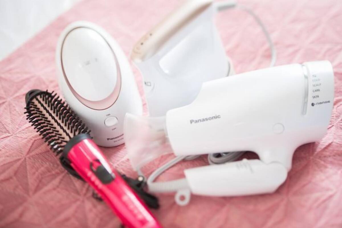 Combined shower/bathtub, free toiletries, hair dryer, slippers