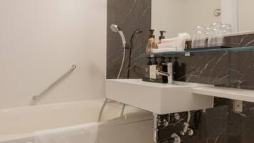 Kamer, niet-roken (Japanese Modern, Sky Tree View) | Badkamer | Een bad/douchecombinatie, gratis toiletartikelen, een haardroger