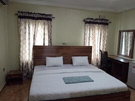 Executive Room | In-room safe, desk, laptop workspace, blackout drapes