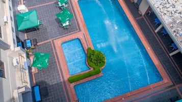 Hồ bơi ngoài trời