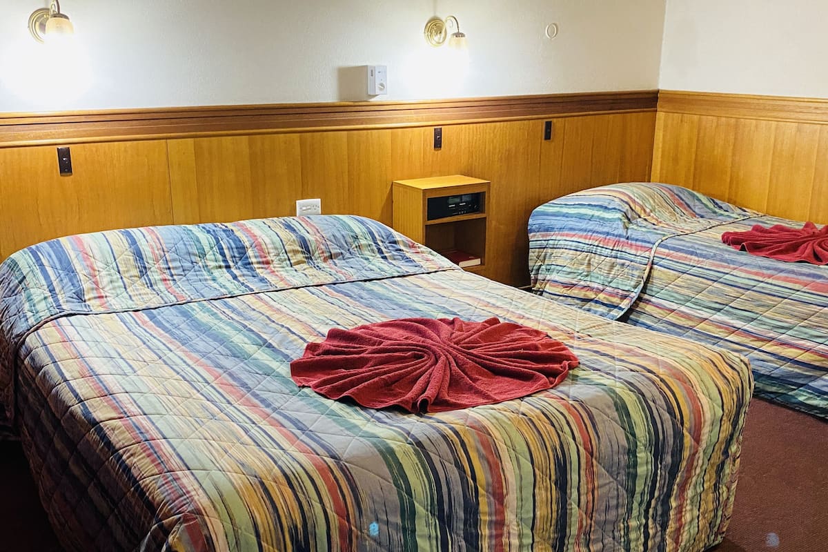 Habitación familiar | Tabla de planchar con plancha, wifi gratis, ropa de cama