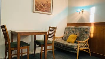 Quarto solteiro | Ferros/tábuas de passar roupa, Wi-Fi de cortesia, roupa de cama