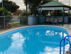Outdoor pool - County Lodge Motor Inn (West Wyalong)