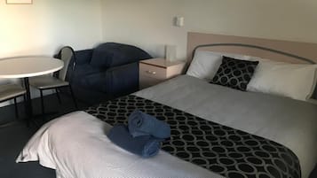 Een strijkplank/strijkijzer, gratis wifi, beddengoed