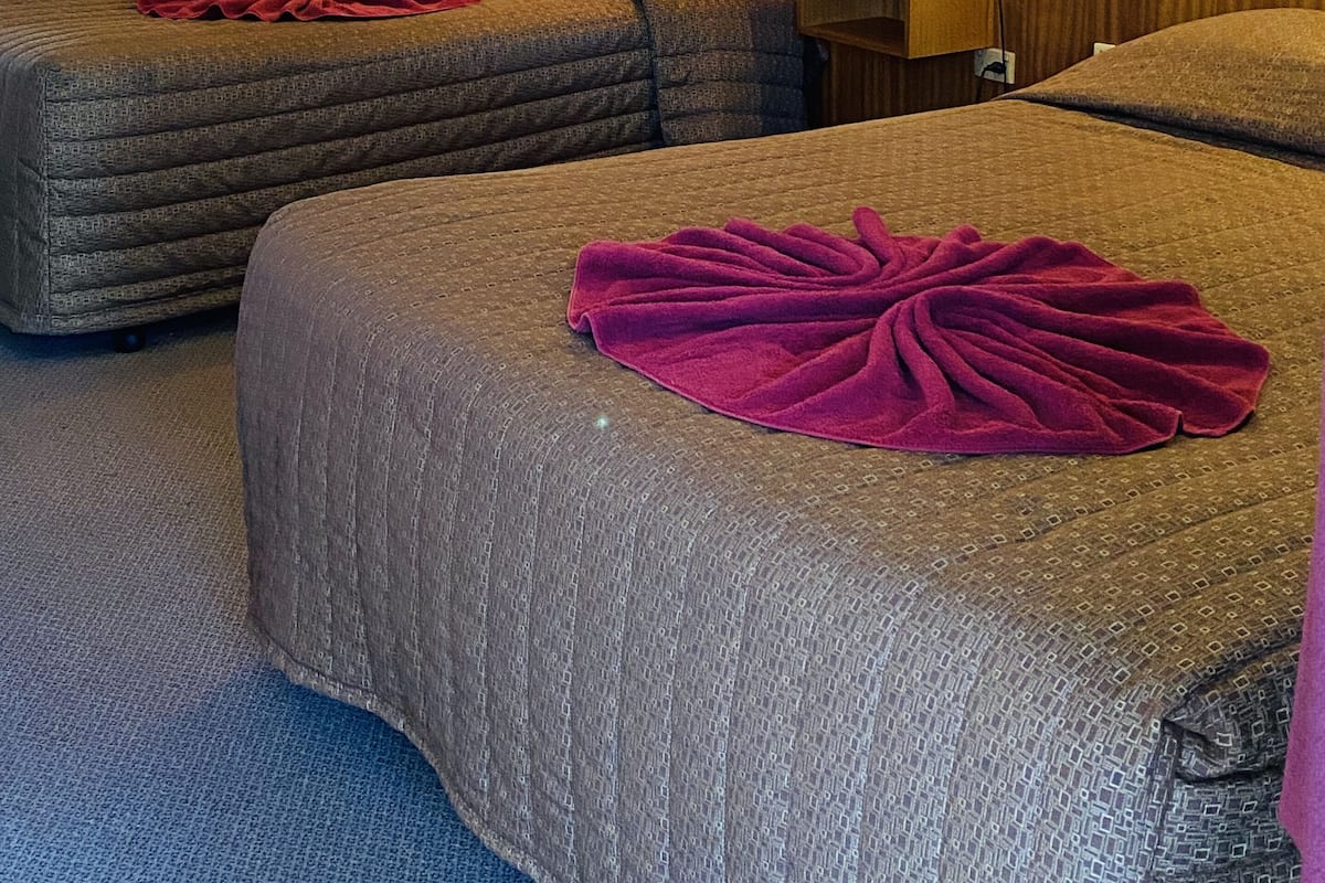 Tabla de planchar con plancha, wifi gratis, ropa de cama