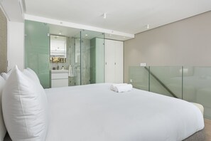Appartamento Luxury | 1 camera, una cassaforte in camera, una scrivania, postazione laptop