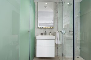 Appartamento Luxury | Bagno | Doccia, soffione a pioggia, set di cortesia gratuito, asciugacapelli